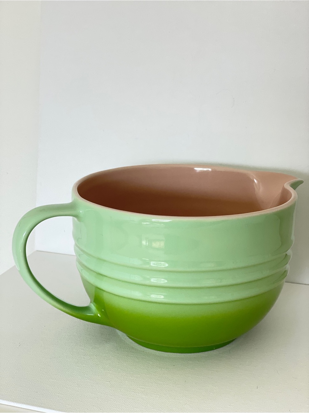 Le Creuset Kiwi Ombré 2 Qt Stoneware Batter Bowl w/ Spout Discontinued - Picture 7 of 14
